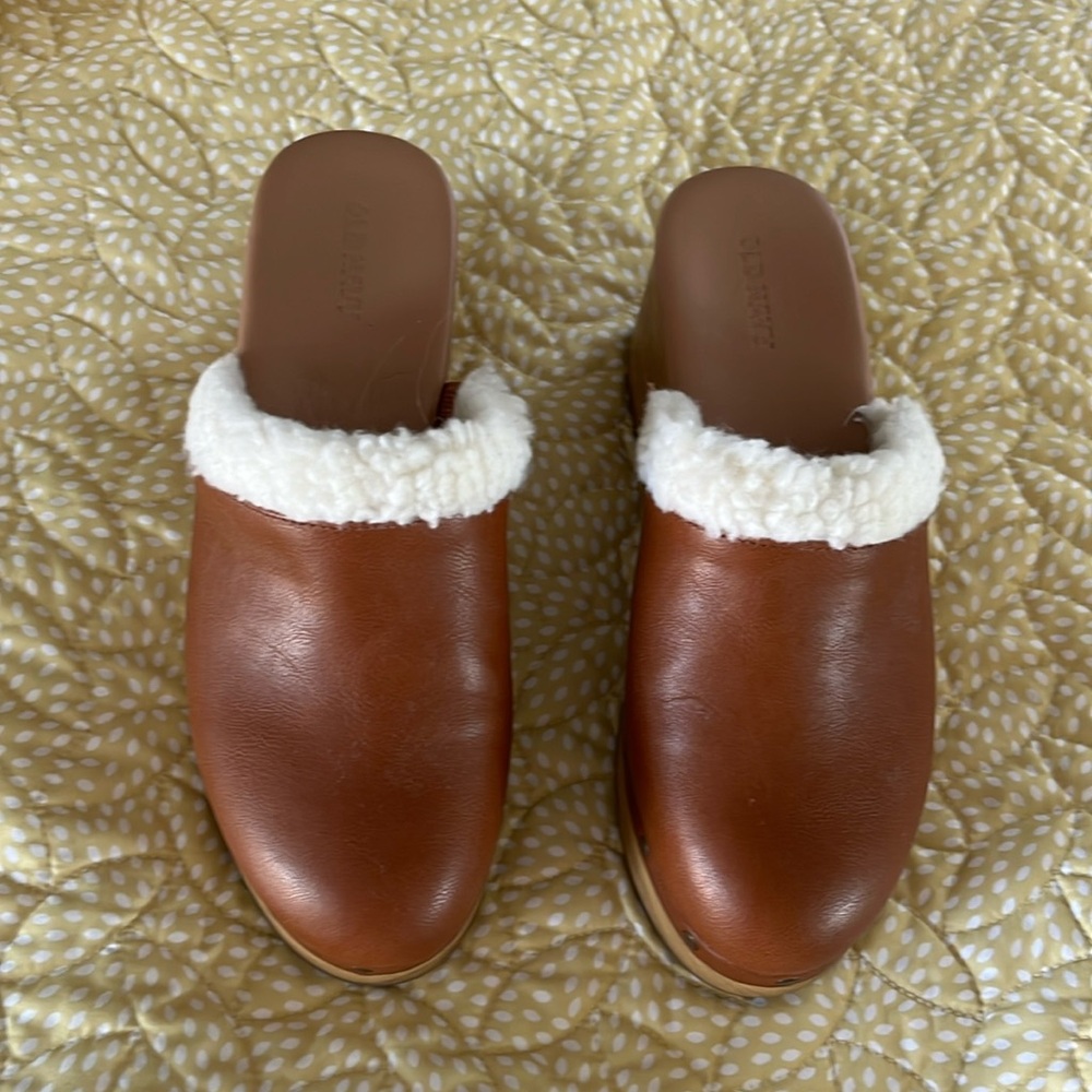 Old Navy Womens Cognac clogs with sherpa trim 6.5 - like new